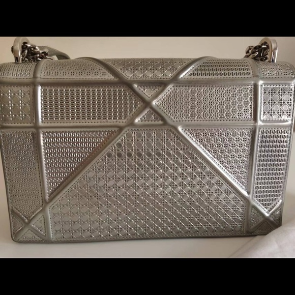 DIOR
Metallic Patent Micro-Cannage Medium silver - Picture 8 of 12